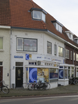 908705 Gezicht op het winkelhoekpand Adriaen Beyerkade 32 te Utrecht, met op de voorgrond de Antonius Matthaeuslaan. ...